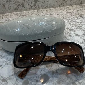 🤎🤍Coach Delphine Tortoise Sunglasses with case🤍🤎